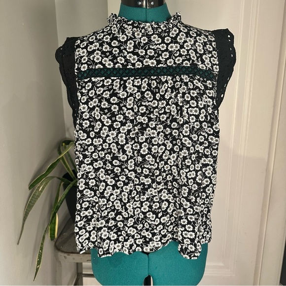 LOFT Tops - LOFT Black White Floral Daisy Flutter Sleeveless Blouse With Eyelet Trim L
